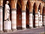 2007-Padova-Dante e Giotto sotto gli archi della Loggia Amulea (Prato della Valle)